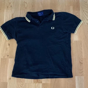 Fred Perry piké  - Fred Perry Piké  Storlek: M, som en storlek S liten i storlek.