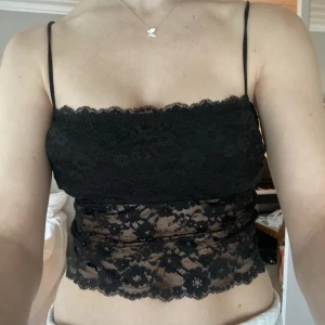 Topp - Super söt spets topp egentligen en bralette i storlek 80 C amen super fin som topp🤍