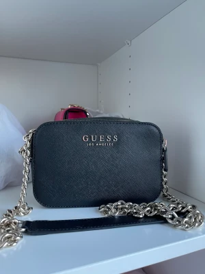 Guess väska - Helt ny guess väska köpt på Zalando. Äkta! 