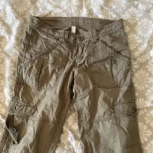 Ett par as coola cargo pants med flera coola detaljer på. Säljer pga att de inte passar mig tyvärr. Storlek s. Köparen står för frakt eller mötas upp. Pris kan diskuteras. Obs byxorna har ett litet hål på ena knäet skriv för bild. Annars i bra skick💞