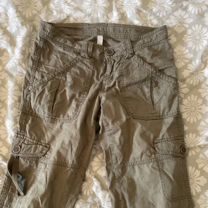 Cargo pants - Ett par as coola cargo pants med flera coola detaljer på. Säljer pga att de inte passar mig tyvärr. Storlek s. Köparen står för frakt eller mötas upp. Pris kan diskuteras. Obs byxorna har ett litet hål på ena knäet skriv för bild. Annars i bra skick💞
