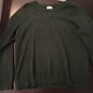 Grön tröja - En grön ulltröja i mycket fint skick skicka gärna ett meddelande för övrig information ^^