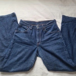 Vintige levi's - Säljer mina blåa bootcut jeans🩷 Midjan rakt över: 37 cm. Innerbenslängd: 76cm. Dem är midwaist och lite korta på mig som är 173💞 Inga slitningar. 