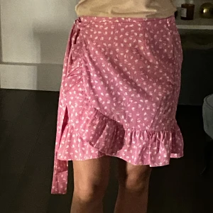 Kjol med volang - Jättesöt rosa kjol med volang, resår i midjan. Oanvänd. 