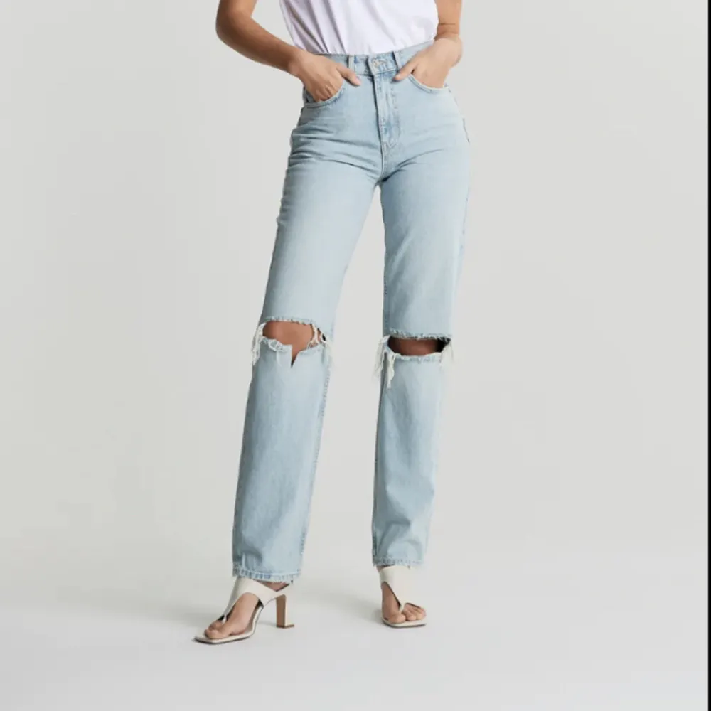 Blå jättefina jeans från Gina tricot med hål på båda knäna. Avklippta någon cm då de var för långa för mig. . Jeans & Byxor.