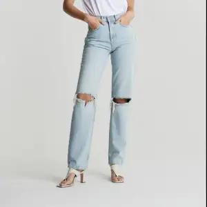 Blå jättefina jeans från Gina tricot med hål på båda knäna. Avklippta någon cm då de var för långa för mig. 