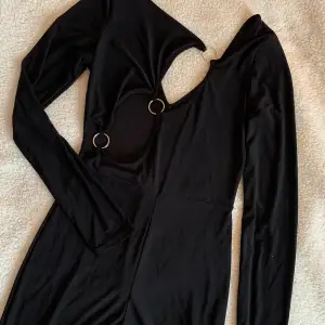 Nu kommer min samling av jumpsuits/catsuits, häng med 🌻 Denna är svart med cut-out detaljer och ”silver ringar”. Passar bäst större S/M. Aldrig använd.  Inga anmärkningar. Så sjukt snygg, men tyvärr för stor för mig. 🥹