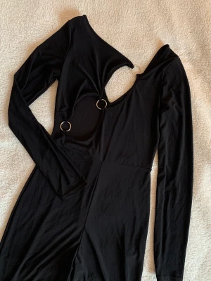 JUMPSUIT/CATSUIT PLT - Nu kommer min samling av jumpsuits/catsuits, häng med 🌻 Denna är svart med cut-out detaljer och ”silver ringar”. Passar bäst större S/M. Aldrig använd.  Inga anmärkningar. Så sjukt snygg, men tyvärr för stor för mig. 🥹