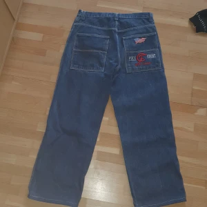 Baggy jeans - Feta brallor som tyvär inte kommer till användning:(( Byxorna är uppsydda där nere ca 3 cm. Passar perfekt om du är runt 170