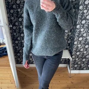 Stickad tröja - Säljer min stickade tröja med slits på ärmen då den inte kommer till användning längre. Storlek XL men har vanligtvis S men passar på mig med