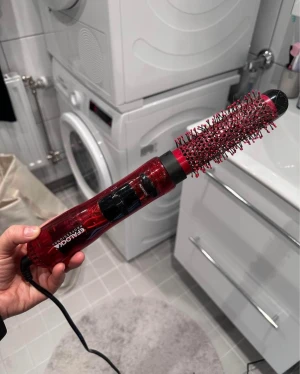 Värmeborste - Värmeborste inköpt förra året. Knappt använd. Säljs för att jag inte använder den. Sista bilden visar beskrivning av borsten. Nypris 600kr. 