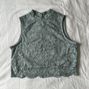 Festtopp  - Jättefin top! Säljer då jag redan har liknande och aldrig fått användning för denna så den är i nyskick!