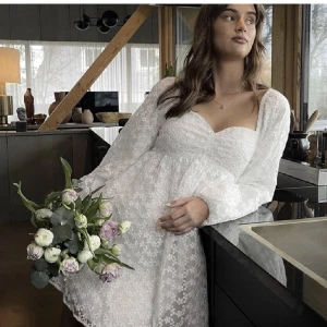 Vit klänning - Säljer nu denna ursnygga slutsålda klänning från NA-KD då jag beställde två i olika storlekar. Den är aldrig använd och prislappen sitter kvar.❤️‍🔥