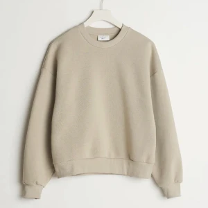 Beige sweatshirt - Superbra skick, sparsamt använd! Sitter fint lagom oversized på mig med xs/s i vanliga fall🤗vid snabb affär kan jag absolut tänka mig sänka priset litegrann💓