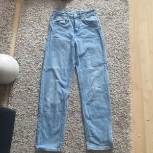 Detta är ett par ljusblå jeans som är använda ett fler tal gånger i stolek 34. Stoleken är san och de är lite utslitna men inte mer än några månader gamla 