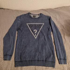 Sällsynt stickad Guess tröja som gått igenom flera färgnings processer för en unik look. Det står storlek L, men är väldigt liten i storleken. Sitter mer som en Medium. I princip oanvänd och i väldigt gott skick!