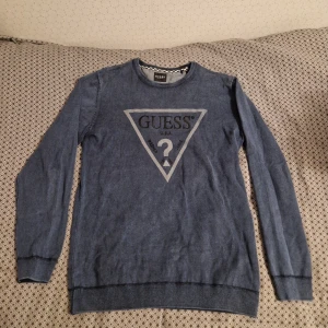 Stickad Guess Tröja - Sällsynt stickad Guess tröja som gått igenom flera färgnings processer för en unik look. Det står storlek L, men är väldigt liten i storleken. Sitter mer som en Medium. I princip oanvänd och i väldigt gott skick!