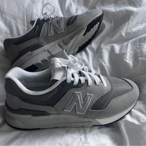 skor - Skit snygga new balance skor!❤️ Helt nya och inga skador! Passar 38-40