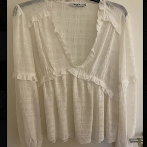 Blus från nakd - Säljer denna sjukt söta blusen från nakd som är perfekt nu till sommaren!!