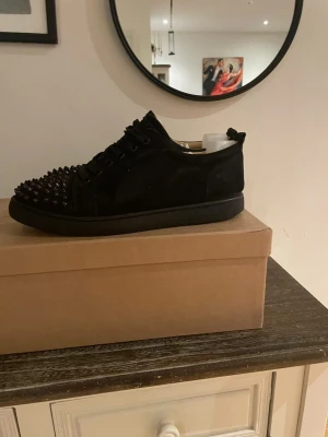 Christian Louboutin  - Riktigt schyssta skor ifrån Christian Louboutin. Skorna är i bra skick box och dustbag med följer. Ny pris 8500