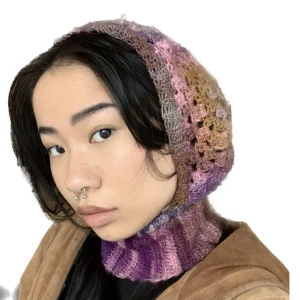 Mössa - Säljer denna mössa/hood jag har virkat. I storlek S/M ”Granny Square balaclava” med ribbning runt halsen och ansiktshålet. Passar perfekt till vårkanten🌸🌺🌷