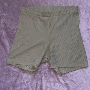 Ljusbruna ribbade biker shorts - Resår i midjan. Sköna och snygga. Hör av dig om du undrar något annat!