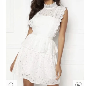 Vit klänning - Säljer denna fina klänning från bubbleroom. Köpt på Plick men säljer vidare pga den passade inte. Liten slitage med en knapp som lossnat (fungerar utmärkt ändå) pris kan diskuteras 