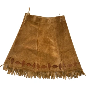 Mockakjol - Inte säker på att jag vill sälja denna!! En helt oanvända vintage mockakjol. Det är äkta koskinn och det är snörning i midjan. 