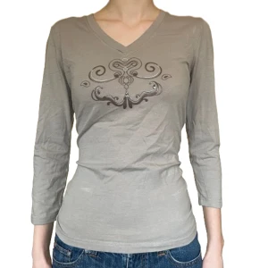 Beige tröja med gummi tryck - Snygg tröja i stl M (uppskattad)❤️‍🔥 Finns små defekter så som fläckar (se bild 3). Köp nu är på & köparen står för frakten💋  Kolla gärna in vår profil med kläder från bla Ed Hardy, True Religion och Miss Me🫶