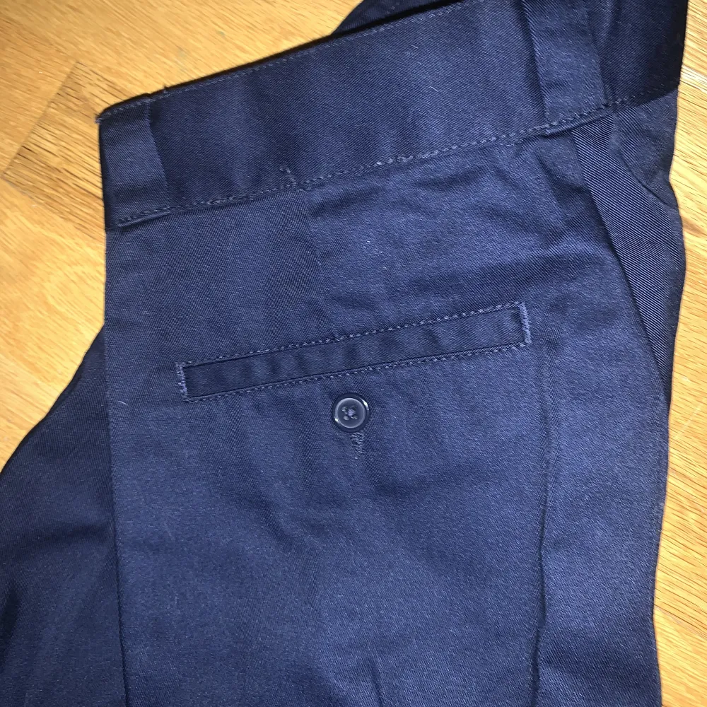 Mörkblåa kostym byxor 💙ser ut som svarta byxor 🖤köpta från h&m storlek 34! För 199kr är de köpta💙🖤😀. Jeans & Byxor.