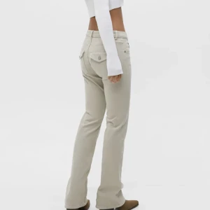 Beiga lågmidjade jeans från pull and bear - Så fina och sköna lågmidjade jeans med coola fickor som tyvärr inte kommer till användning då dom är för stora för mig, stora i storleken‼️ Möts upp i Sthlm, annars står köparen för frakten 💜💕