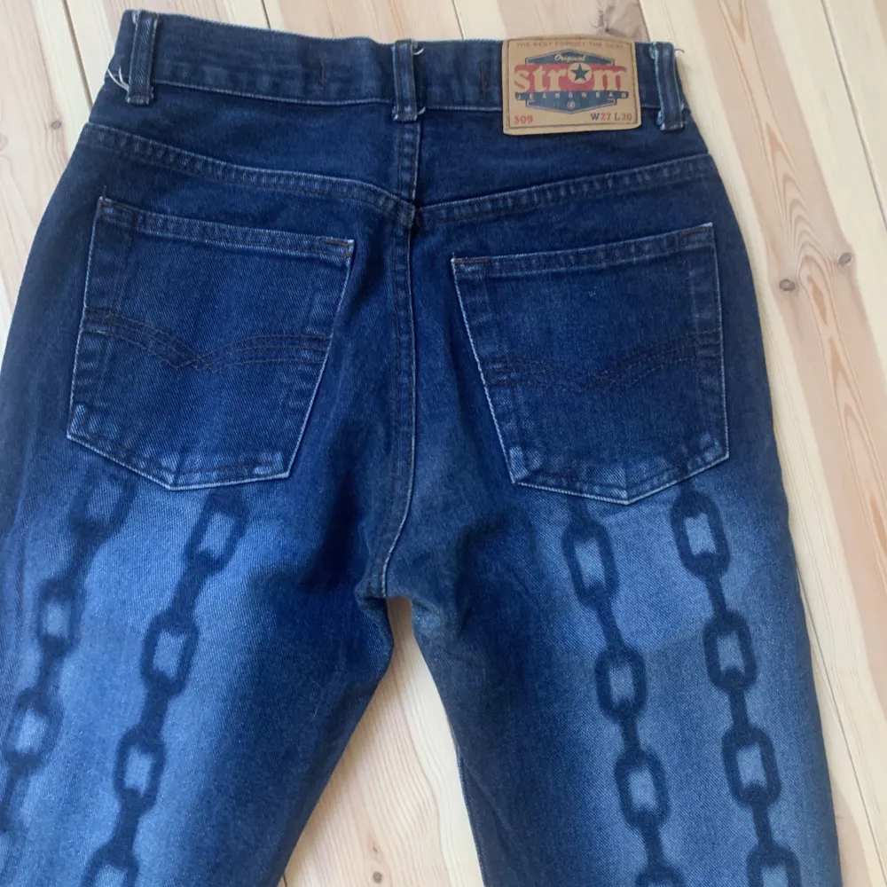 Så coola vintage jeans. Knappen högst upp är av men fixar innan jag säljer!💙 MÅTT— Midja: 31 Innerben: 75 Måtten är på ett ungefär gör så gott jag kan:) Köp gärna direkt!🌷. Jeans & Byxor.