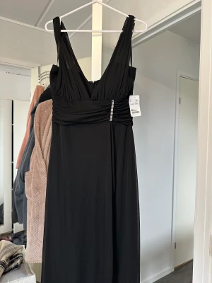 Säljer oanvänd balklänning  - Oanvänd klänning säljes pga ingen användning av den. Originalpris 500kr