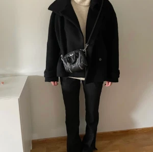 Arket kappa fuzzy wool jacket - 💕Säljer nu min slutsålda arket kappa i modellen Fuzzy wool blend jacket💕säljer då den Tyvär inte kommit till användning💕