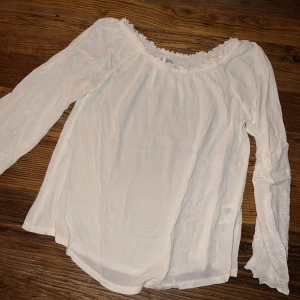 Vit blus  - Jättefin blus som kan användas både vanligt och som off shoulder då det är resår i halsen