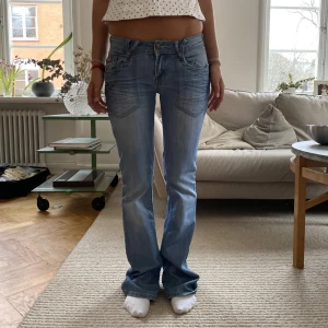 Wow dessa jeans med fickor på🥰 - Såå snygga lågmidjade jeans med fickor på😊 Så coola detaljer också Skriv för fler frågor Innerben 83 Midjemått 39
