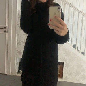 Långklänning  - Jättefin lång klänning med polo från lager 157. Endast andvänd en gång. Materialet är extremt skönt, hör av dig vid fler frågor 