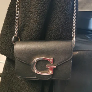 Guess väska  - Det finns i Liljeholmen / Sundbyberg att hämta 