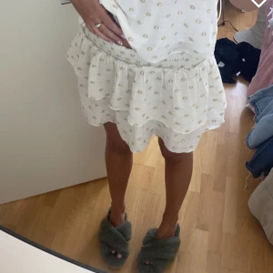 Kjol från zara  - Kjol från zara (har lagt ut matchande topp till) köpt i somras inte använd så mycket. Som ny 