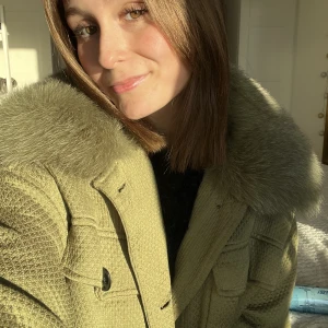 meotine jacka 🤍 - så så så så fin, men har lite tröttnat på färgen då jag använt jackan så mycket!! den är helt underbar. alla knappar är kvar osv. kan skicka bild på själva jackan till de som är intresserade. storlek m/l men passar mig superbra som vanligtvis har s 🤍