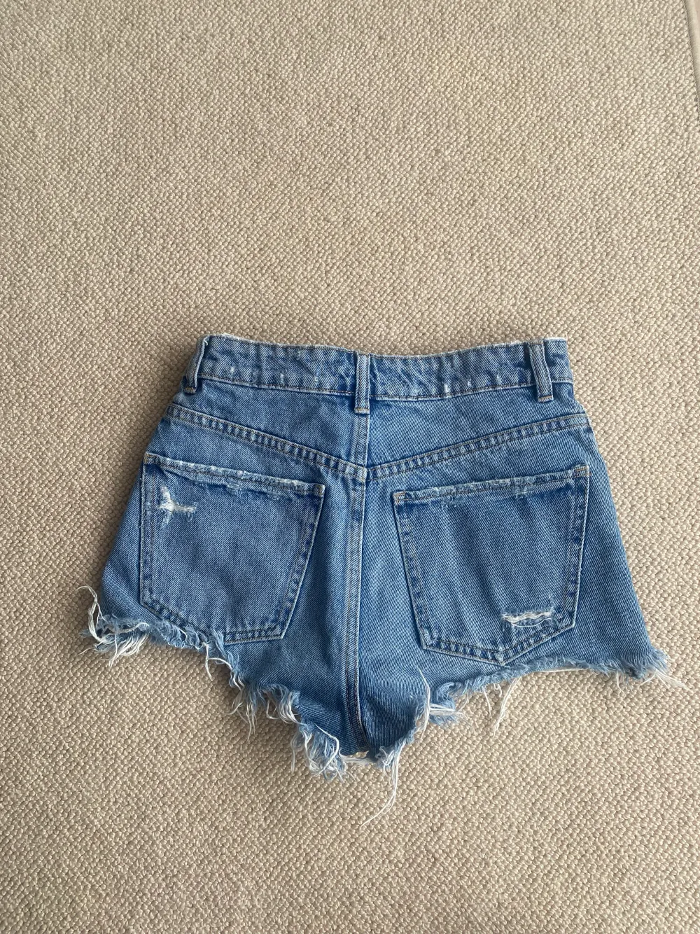 Jeans shorts från Zara i superskick. Stl 32 och knappt använda. . Shorts.