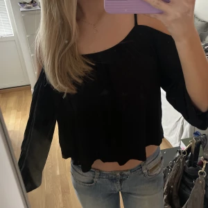 Svart topp  - Jättefin svart topp med öppna axlar från hm x coachella🛸