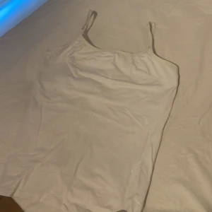 Vitt linne - Vitt linne köpt utomlands. Passar både S och M❤️ Inga fläckar.