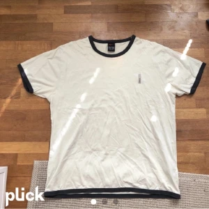 Nike t-shirt  - Lånade bilder från förra ägaren :)! Jättesnygg men tyvärr för stor på mig 😭😭 Jättebra kvalitet, tjockt tyg och märket är inte tryckt :)! 