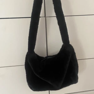 svart fluffig väska - inga skador, aldrig använd, har likadan i vit