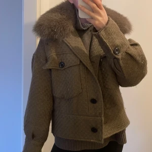 Meotine jacka - Jacka från Meotine i storlek xs/s i färgen ”army”. Den har blivit något nopprig, se bilder.