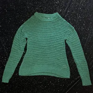 cute small green sweater, it’s quite stretchy and has a nice fit barely worn