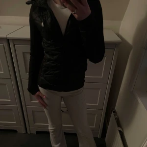 Peak performance jacka - Peak performance helium down hybrid hood jacka i storlek S, nyskick. Säljes så den inte kommer till användning längre 💞