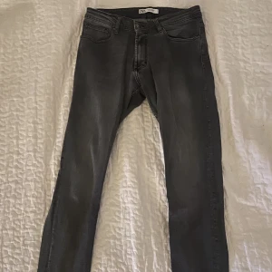 Slim fit grå jeans - Fräscha slim fit jeans i gott skick, strl 32:32, Zara.