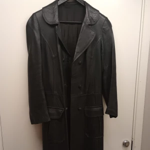 Äkta vintage läder trenchcoat  - Fint skick, saknar storlekslapp men passar 34-36 uppskattar jag. 